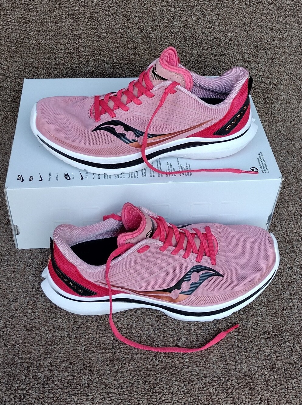 SAUCONY Kinvara 12 Womens Size 10.5  Running Shoes Burgundy Pink Black